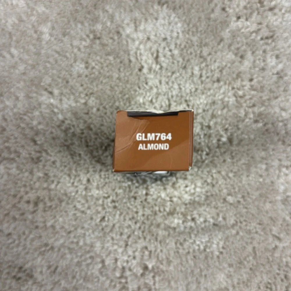 NIB LA Girl Tinted Foundation -‎ Almond GLM764